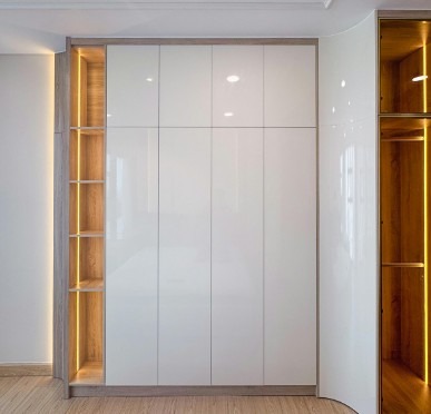 Vestidor completo en suite principal en El Limonar