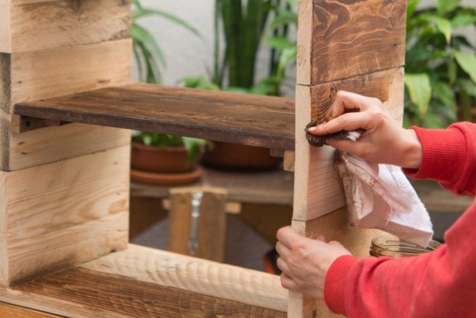 Detalle de proceso de restauración manual de mueble de madera