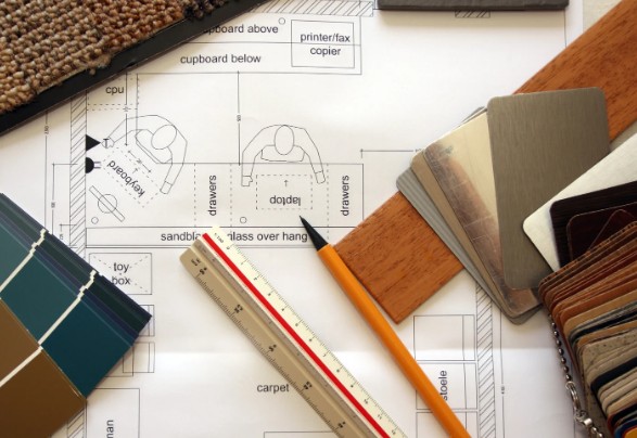 Muestras de madera y cartas de color sobre el plano de despiece de un mueble a medida