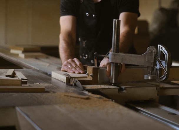 Taller de carpintería profesional en Málaga con herramientas y muebles a medida