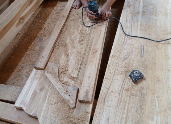 Mecanizado de molduras de rodapié de madera en el taller de carpintería