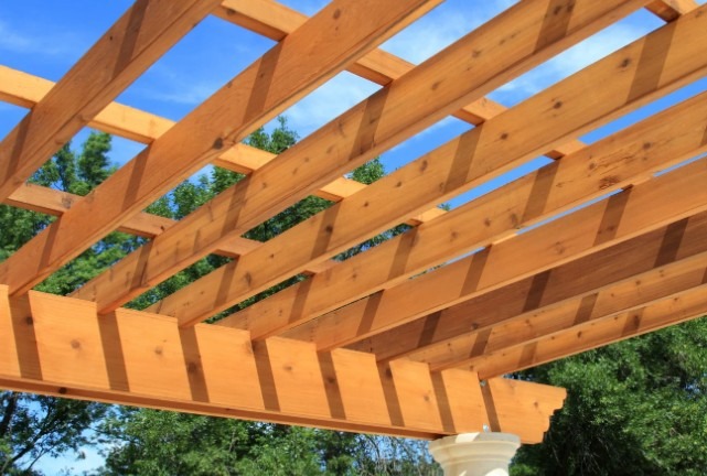 Pérgola de madera a medida para terraza en Málaga