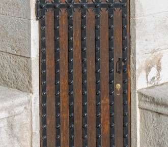 Puerta acorazada de seguridad con tachuelas de forja