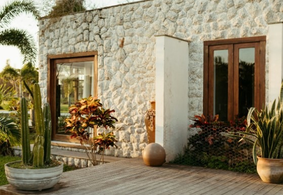 Puerta de madera maciza en exterior de casa rústica