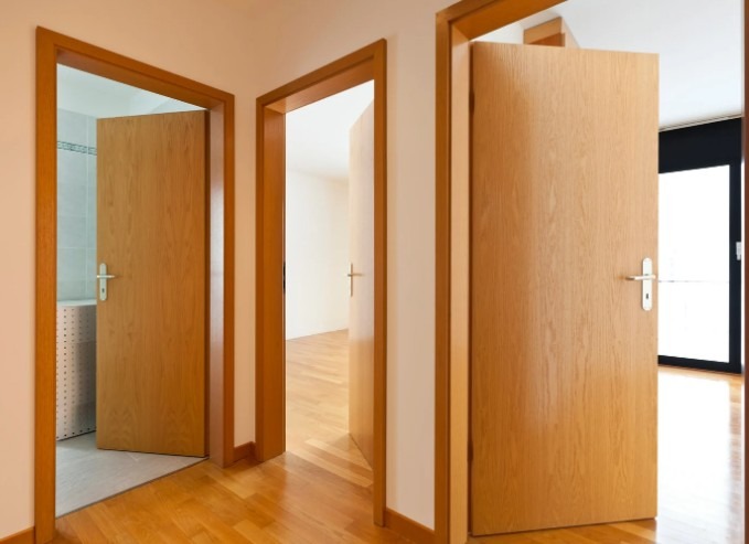 Detalle de cerradura de seguridad en puerta blindada