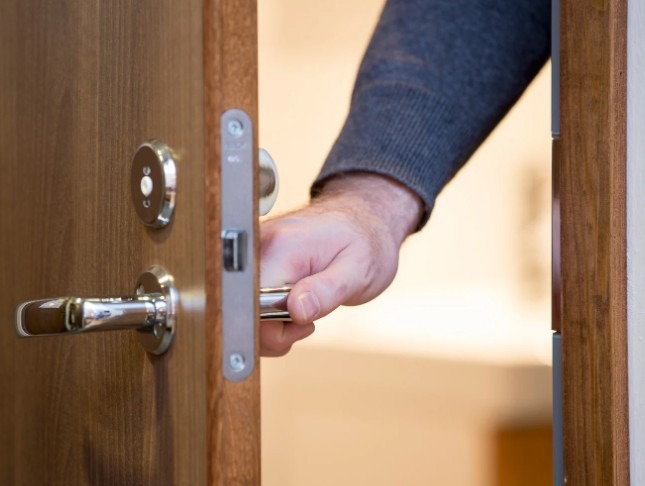 Puertas de paso de madera instaladas en vivienda de Málaga