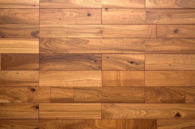 Instalación de rodapié blanco sobre parquet