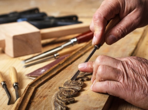 Detalle de tallado artesanal en madera