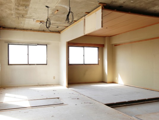 Vivienda vacía con la carpintería ya retirada, lista para empezar la reforma de madera